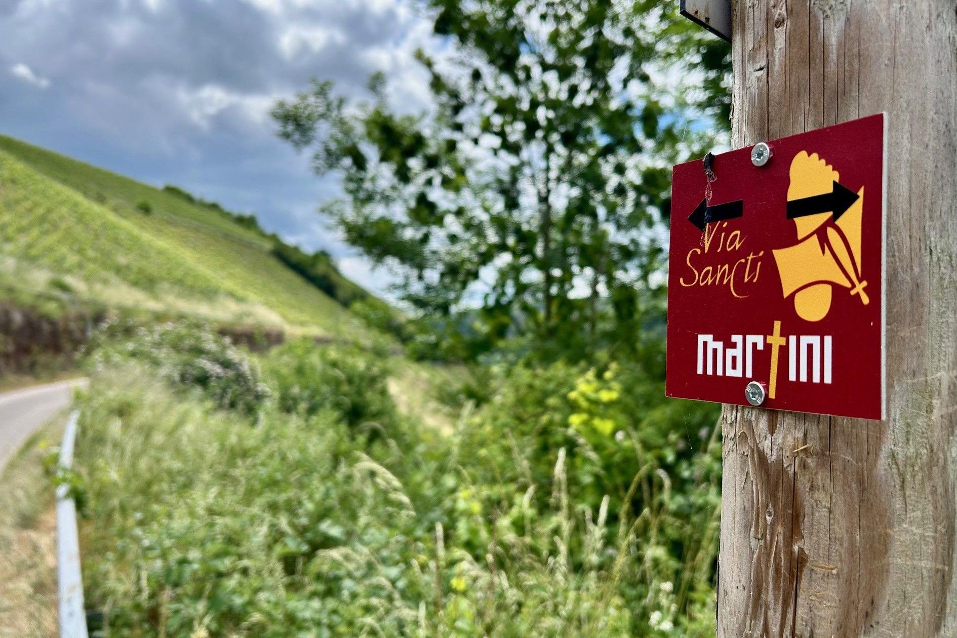 Das Bild zeigt die Eröffnung des Wegstücks mit den Informationstafeln im Mai 2023. Auch durch die Verbandsgemeinde Hermeskeil verläuft der Martinusweg. Zwischen Hermeskeil und Reinsfeld informieren Tafeln über das Leben des hl. Martin.
