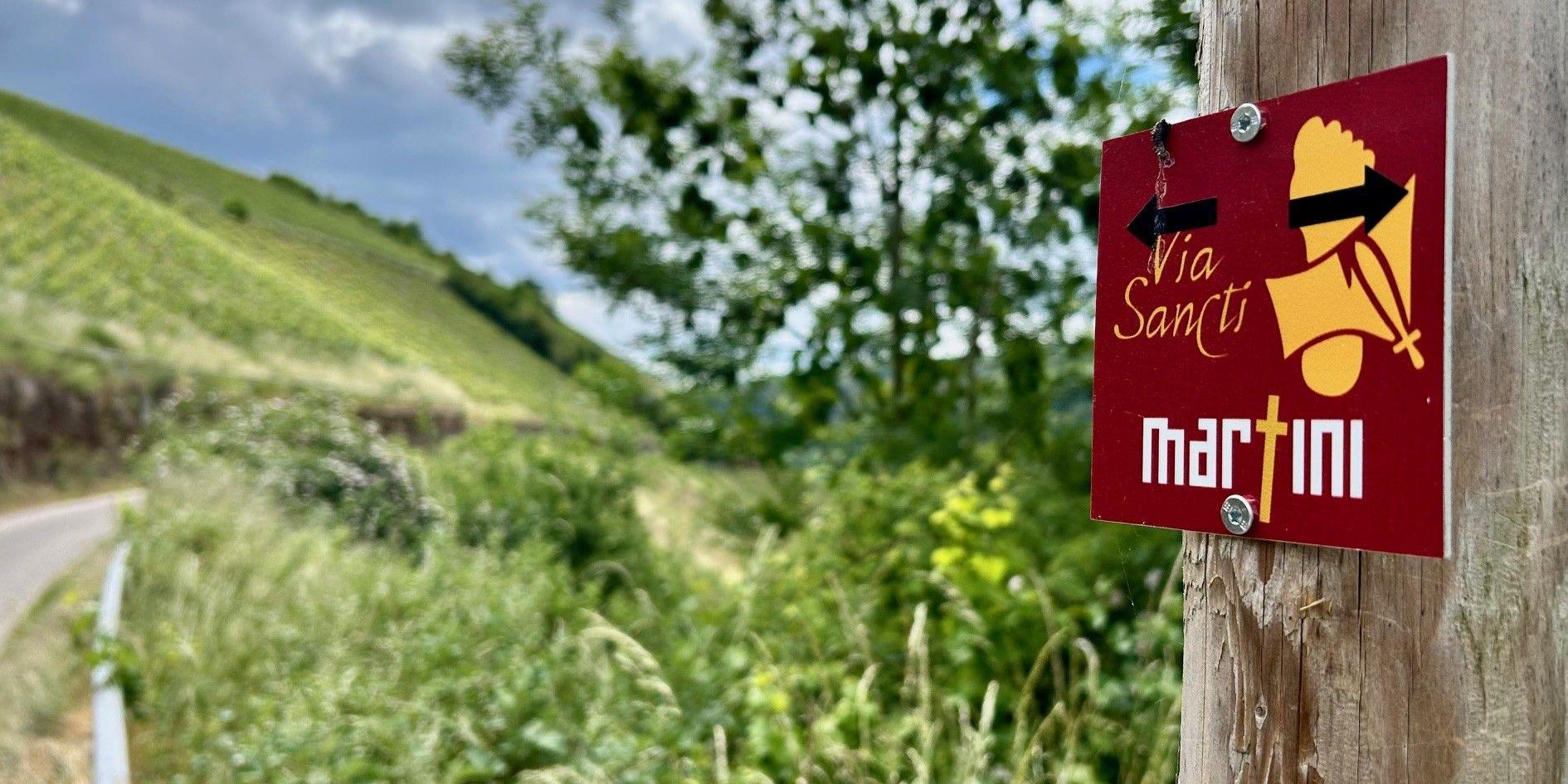 Das Bild zeigt die Eröffnung des Wegstücks mit den Informationstafeln im Mai 2023. Auch durch die Verbandsgemeinde Hermeskeil verläuft der Martinusweg. Zwischen Hermeskeil und Reinsfeld informieren Tafeln über das Leben des hl. Martin.