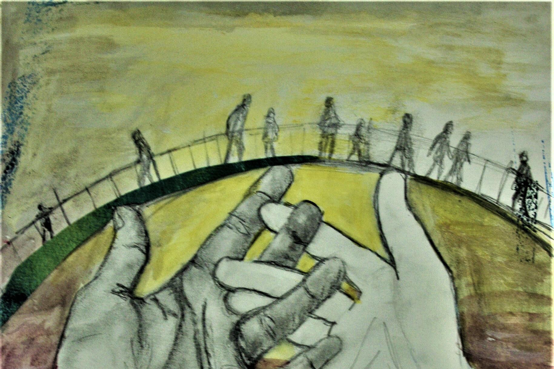 Das Foto zeigt eine helle und eine dunkle Hand, die sich in der Bildmitte berühren, während im Hintergrund Menschen über eine Brücke gehen.