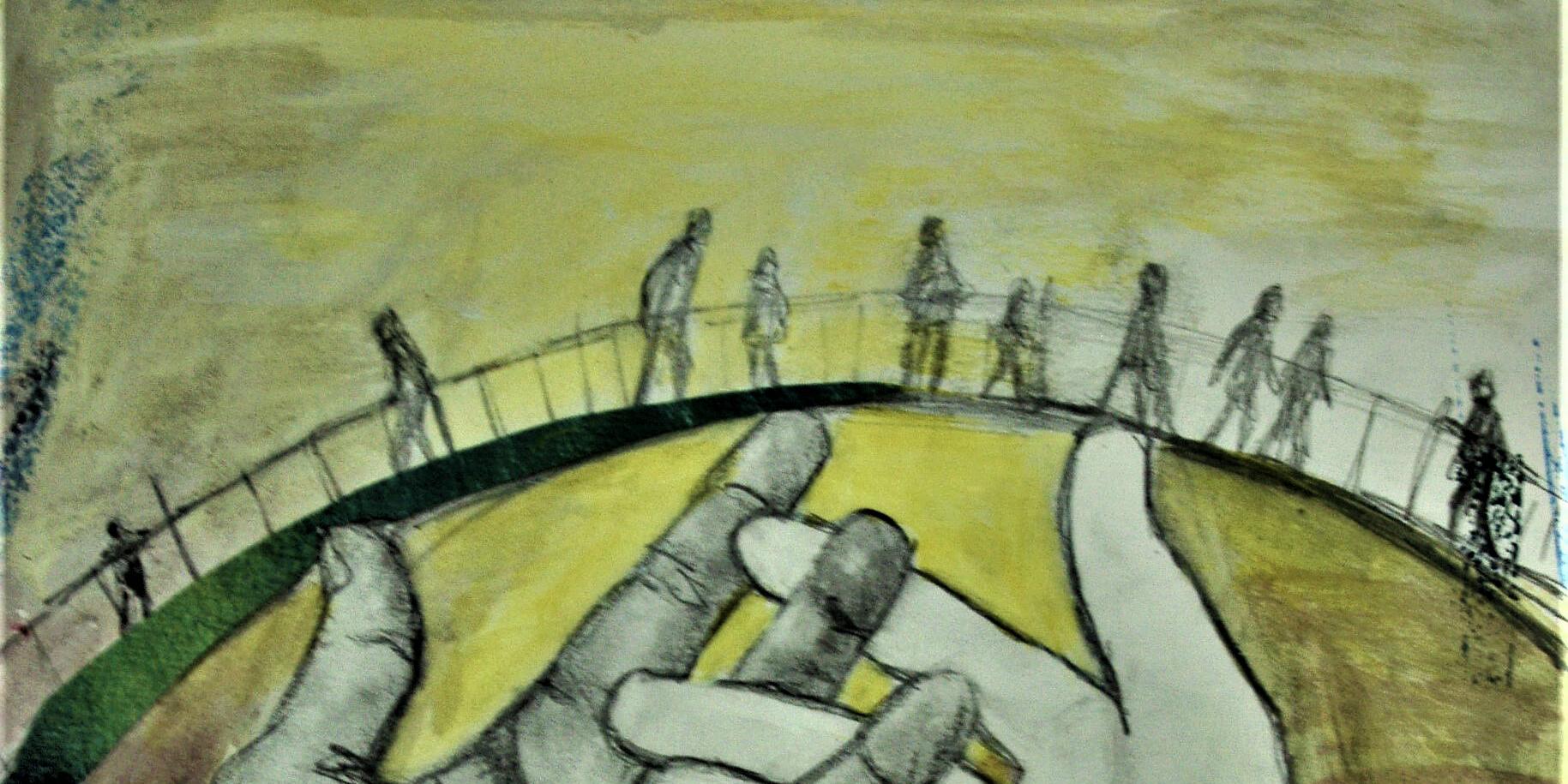 Das Foto zeigt eine helle und eine dunkle Hand, die sich in der Bildmitte berühren, während im Hintergrund Menschen über eine Brücke gehen.