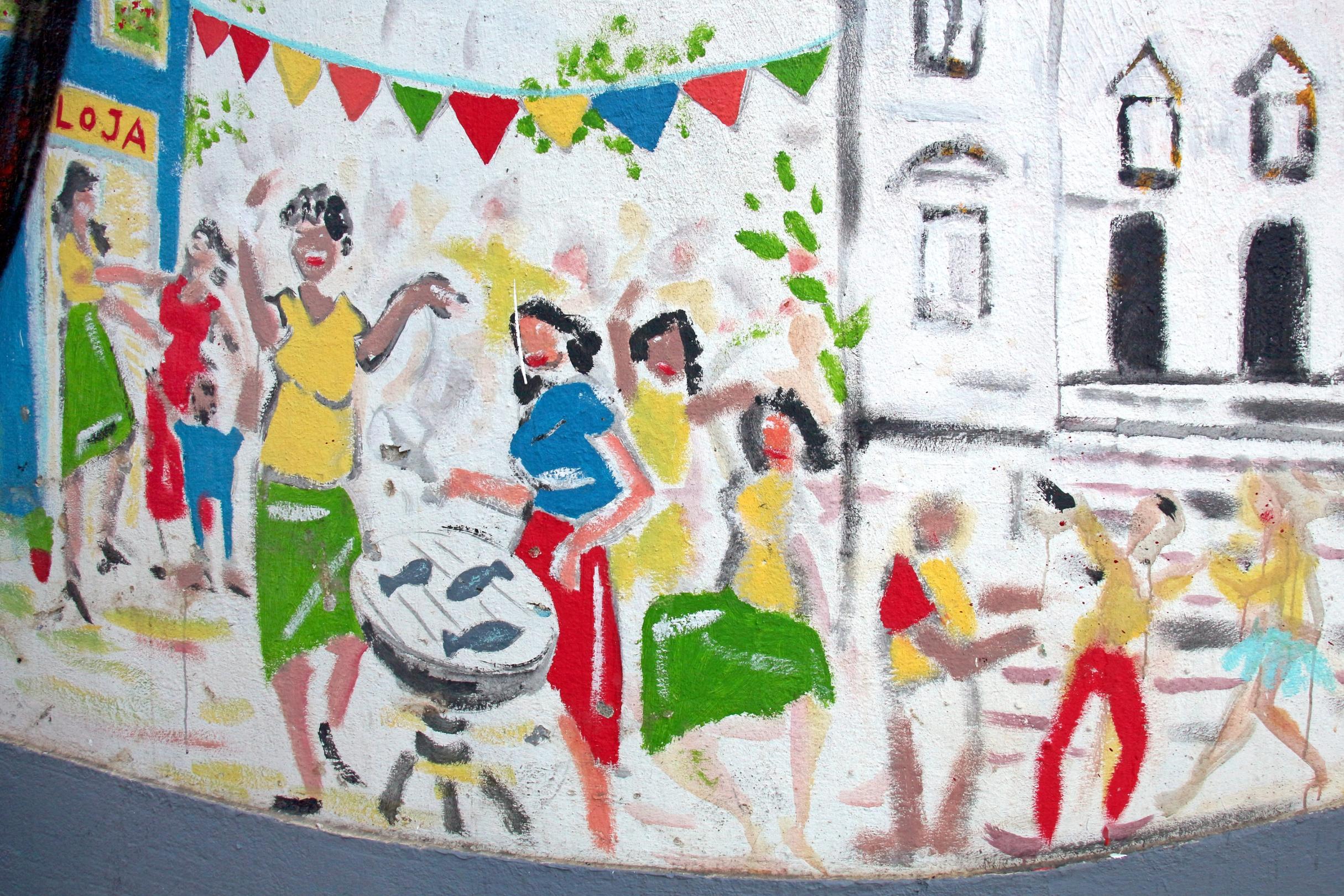Frauen in bunter Kleidung feiern ausgelassen ein Fest und grillen